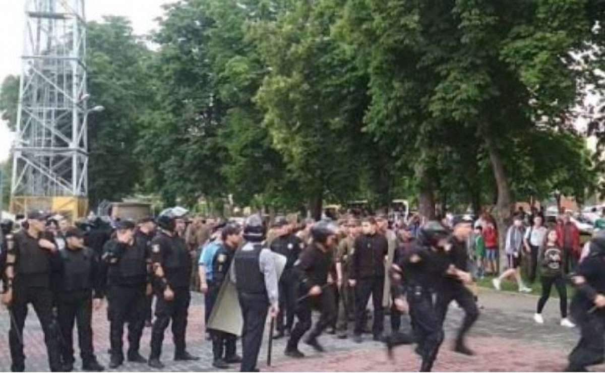 На футбольному матчі в Черкасах сталася масова бійка, поліція затримала 26 учасників