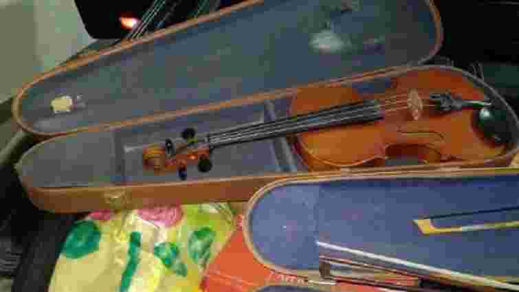 На Закарпатті затримали жінку, яка хотіла незаконно вивезти з України старовинні скрипки