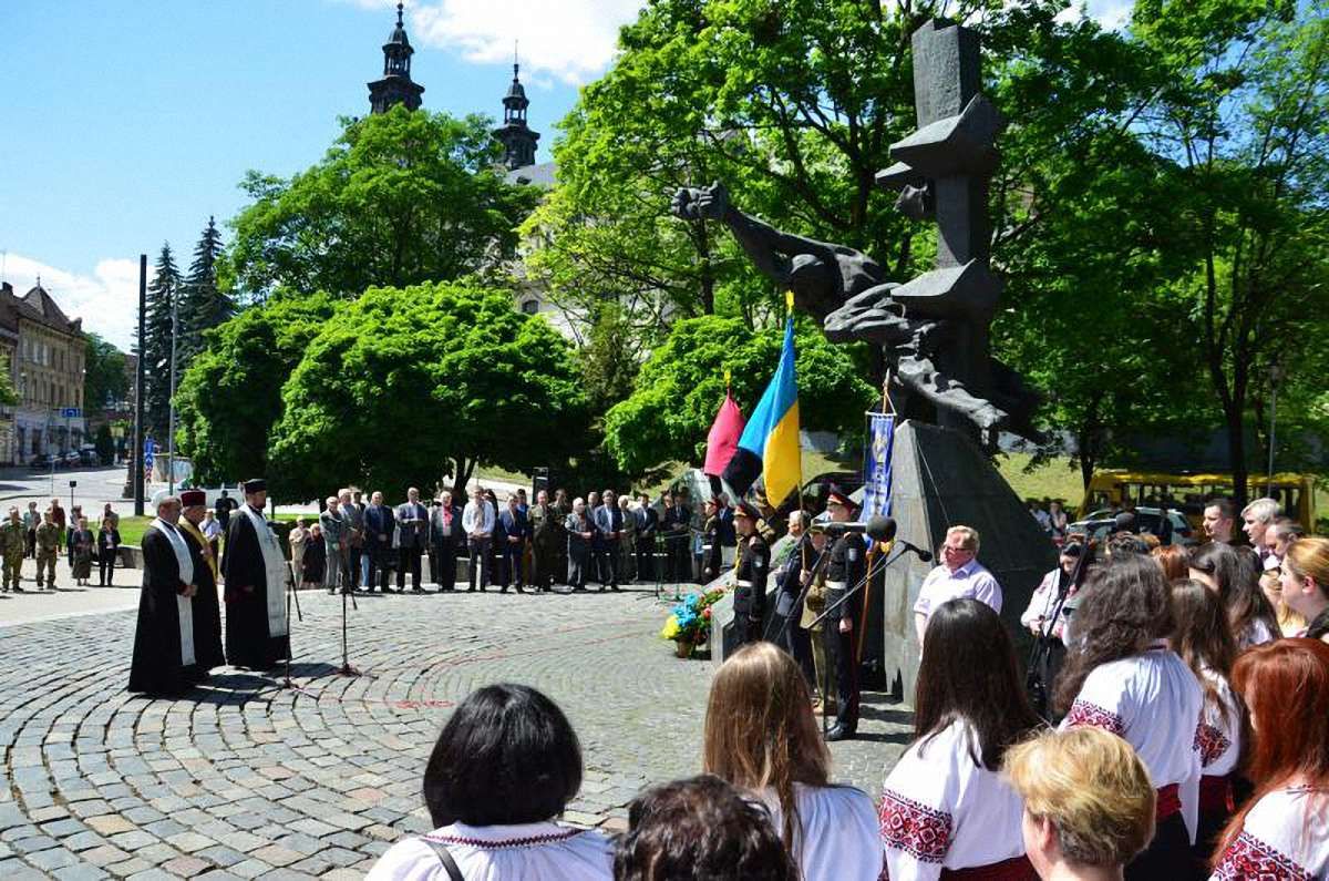 У Львові урочисто вшанували жертв політичних репресій