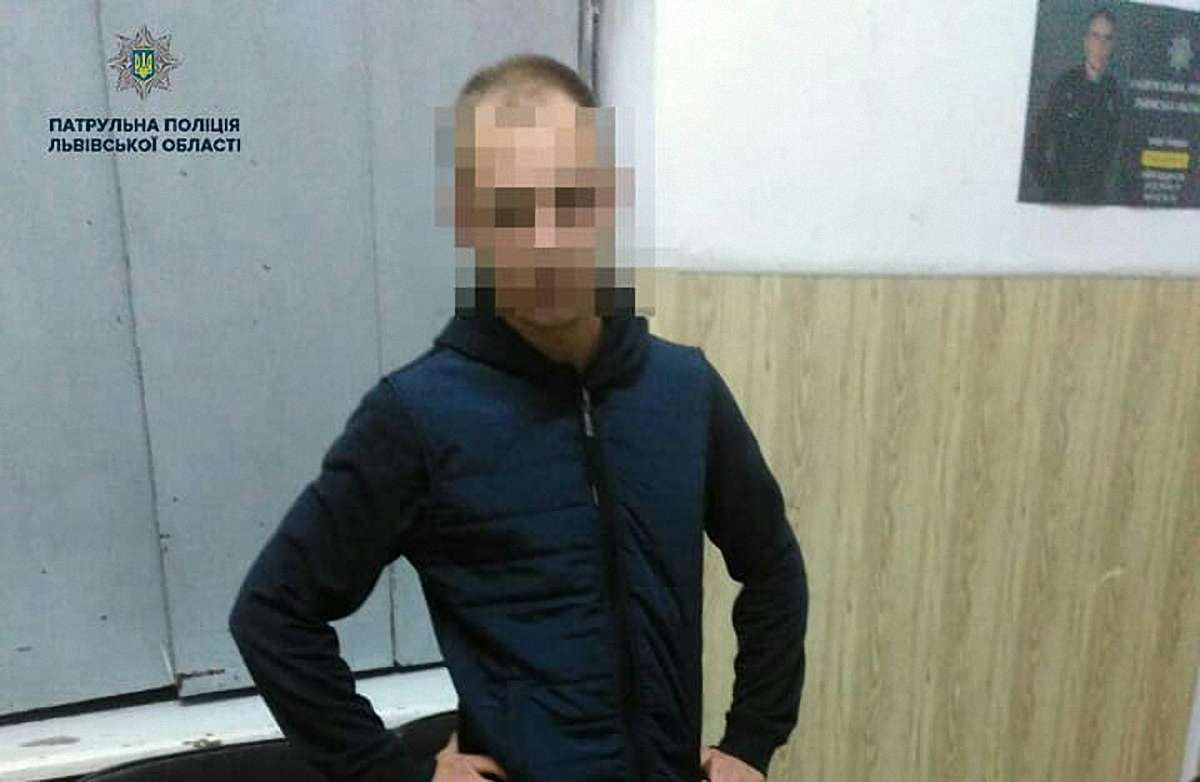 Патрульні затримали у Львові викрадача автодзеркал під час спроби відкрутити дорожній знак