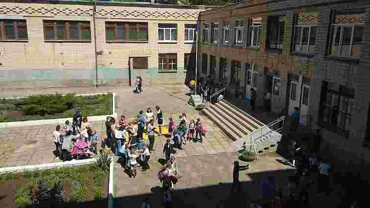 37 школярів у Миколаєві потрапили до лікарні після розпилення у школі невідомого газу