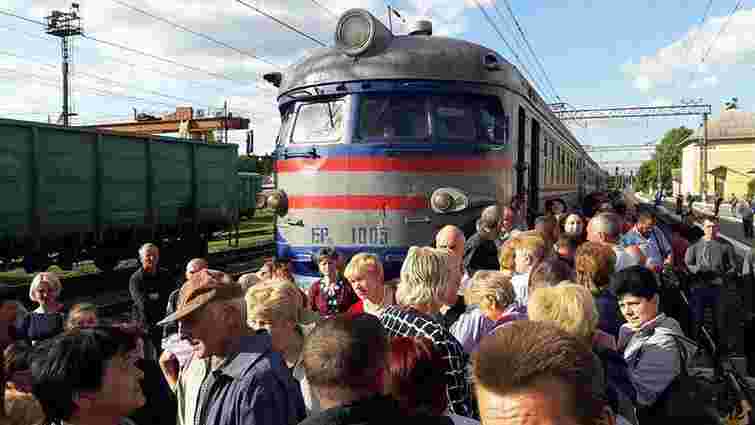 У Львові пасажири знову заблокували рух поїздів на станції «Скнилів»