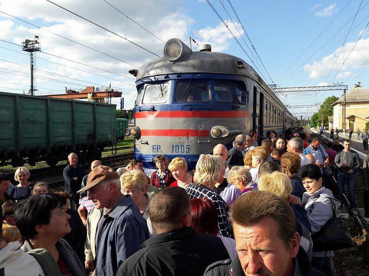 У Львові пасажири знову заблокували рух поїздів на станції «Скнилів»