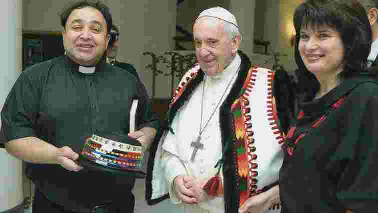 Папа Римський приміряв гуцульське вбрання