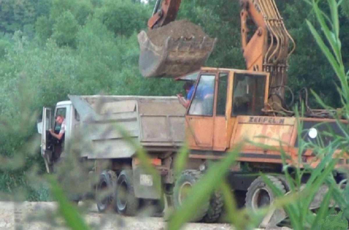 Злочинну групу на Львівщині звільнили від покарання за незаконний видобуток гравію
