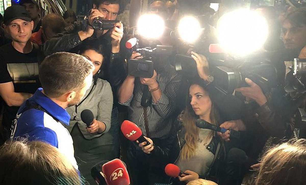 У львівському аеропорту зустріли альпініста Романа Городечного, який підкорив Еверест
