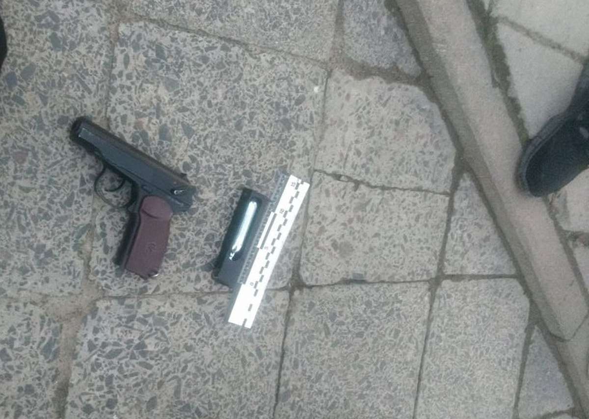 Поліція затримала трьох чоловіків, які напали на львів’янина з ножем і пістолетом