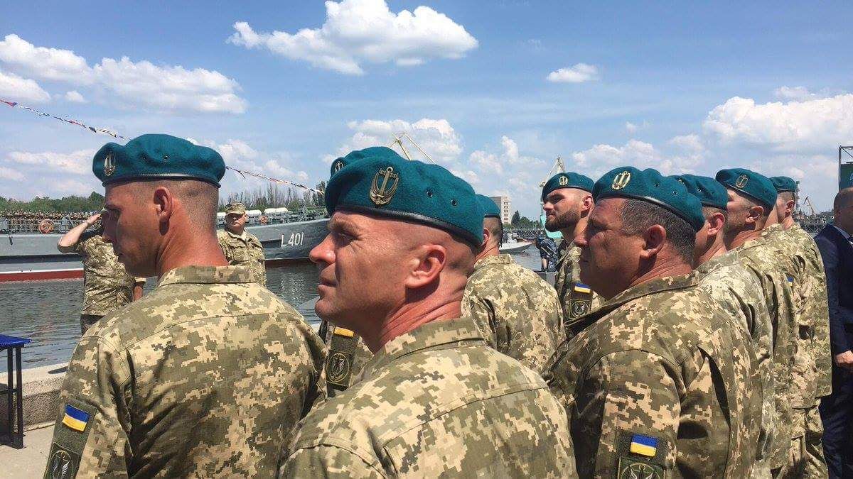 Морські піхотинці з Феодосії влаштували демарш перед Порошенком через зміну беретів