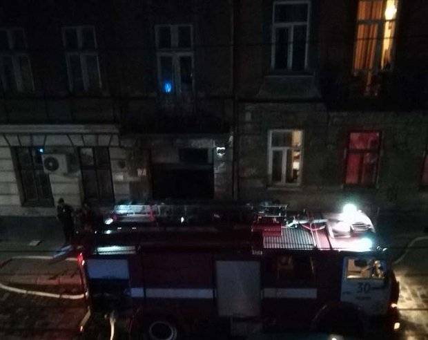 У Львові через пожежу у квартирі жінка отруїлась продуктами горіння