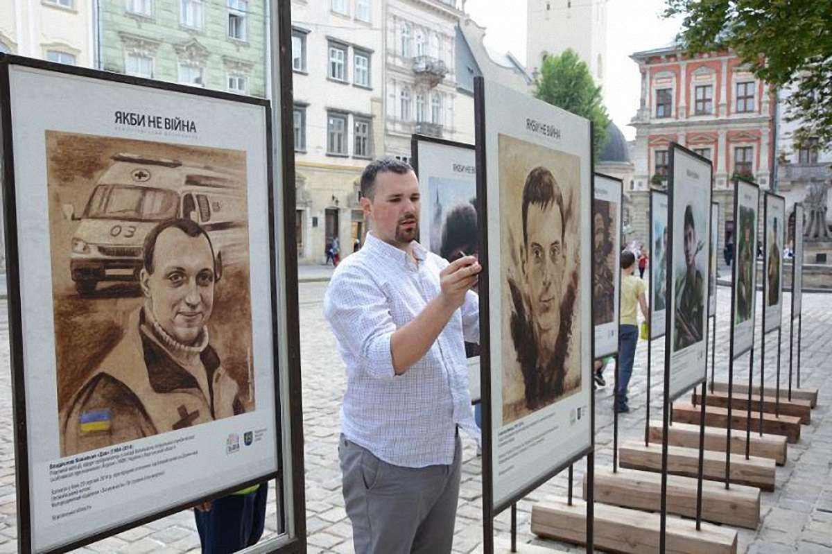 На площі Ринок просто неба відкрили фотовиставку про війну