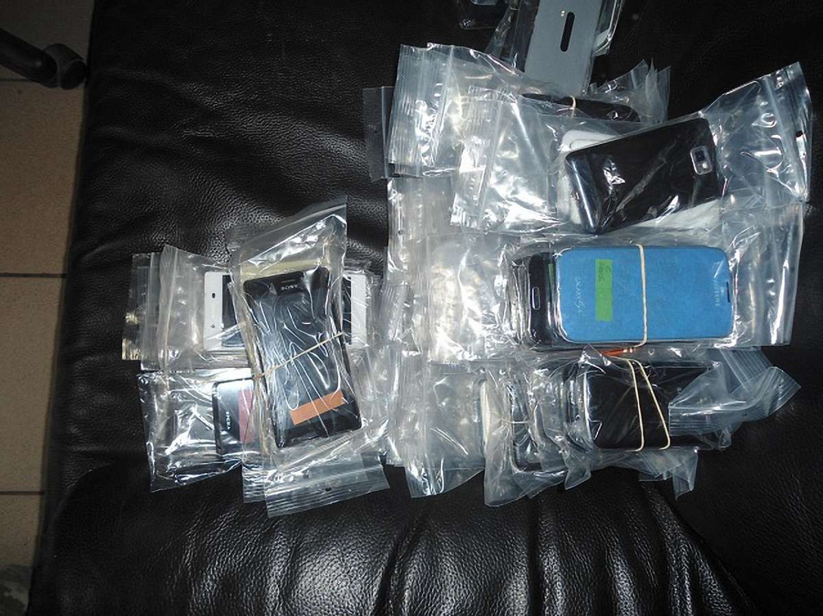 У Шегинях правоохоронці виявили понад дві сотні контрабандних телефонів та психотропні таблетки