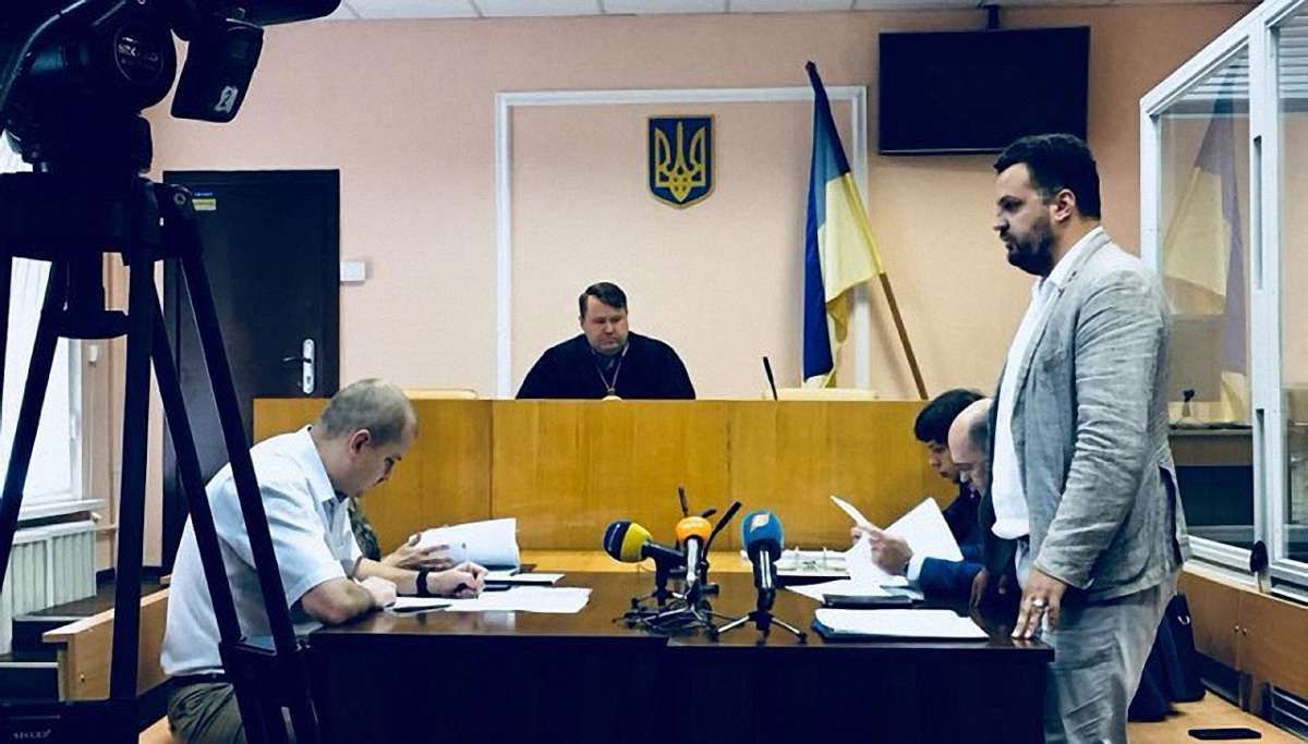 Голову Держкіно не притягнули до відповідальності через виплату премії двоюрідній сестрі