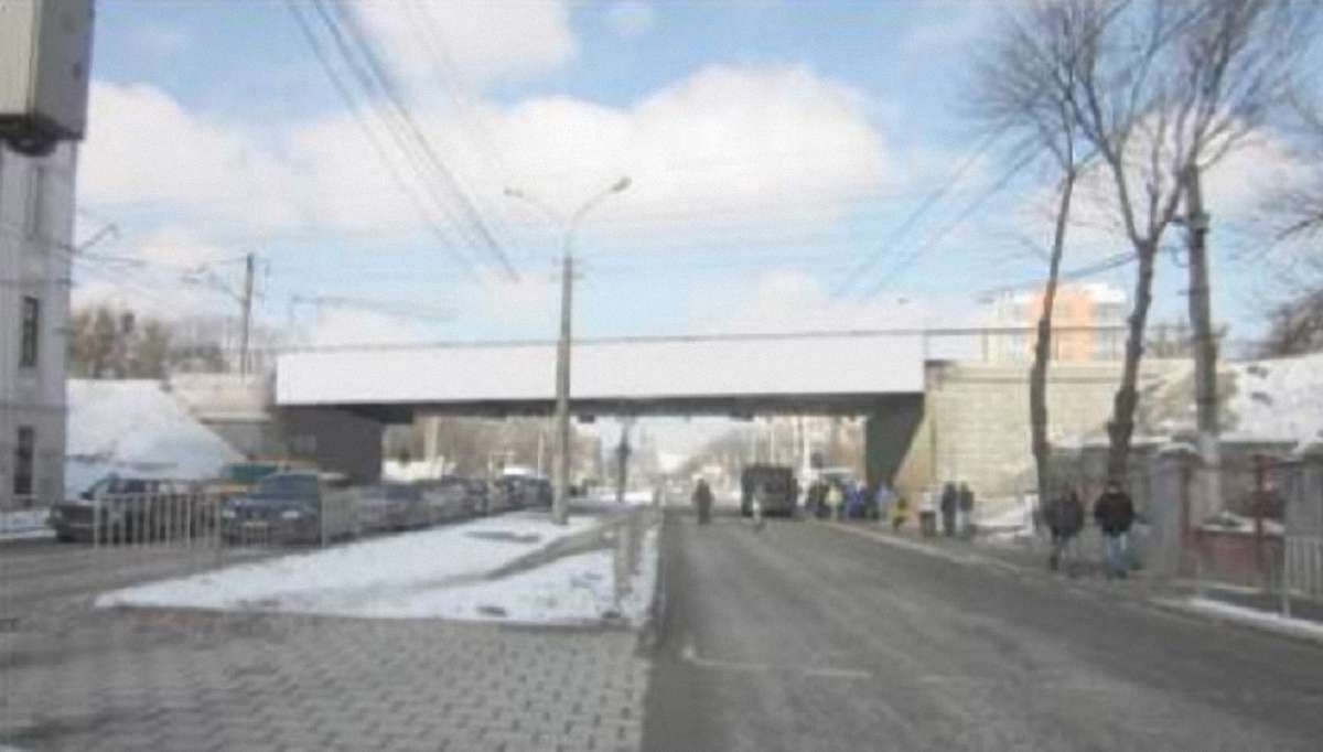 У Львові зменшать кількість реклами на залізничних мостах і переїздах