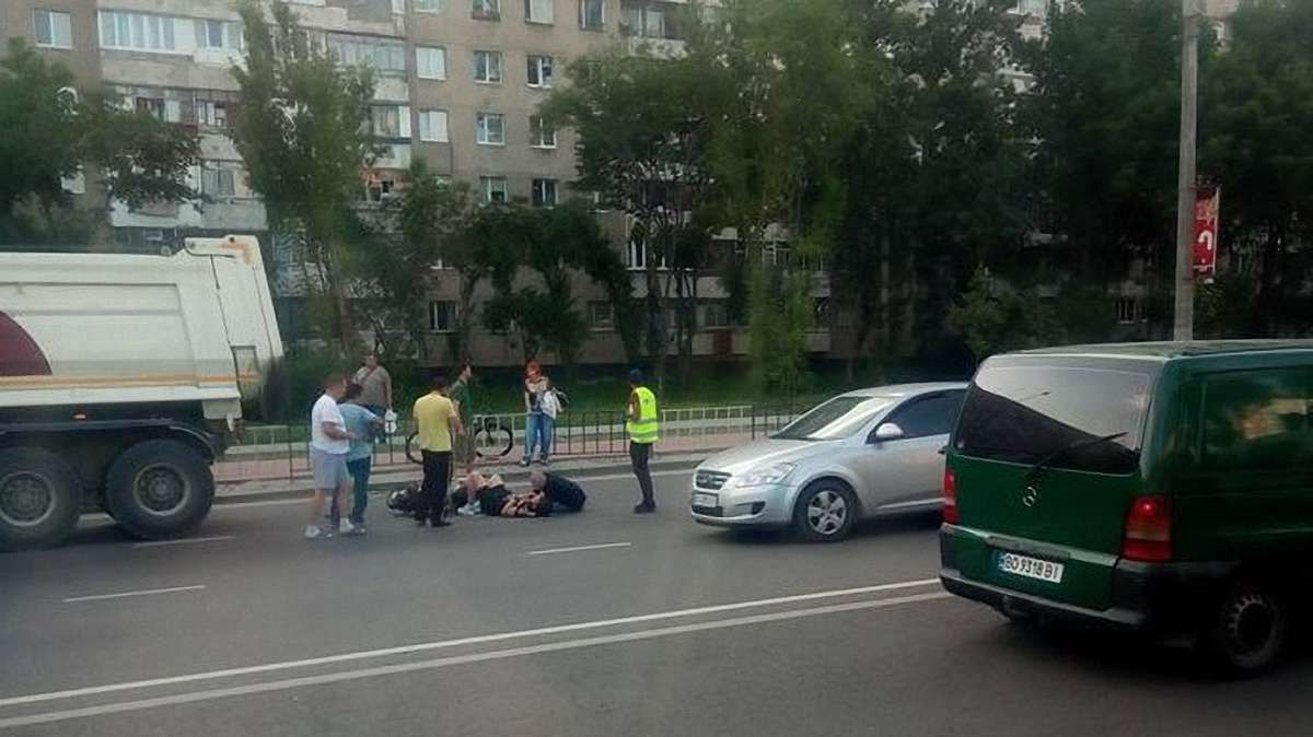 У Львові скутерист врізався в КамАЗ