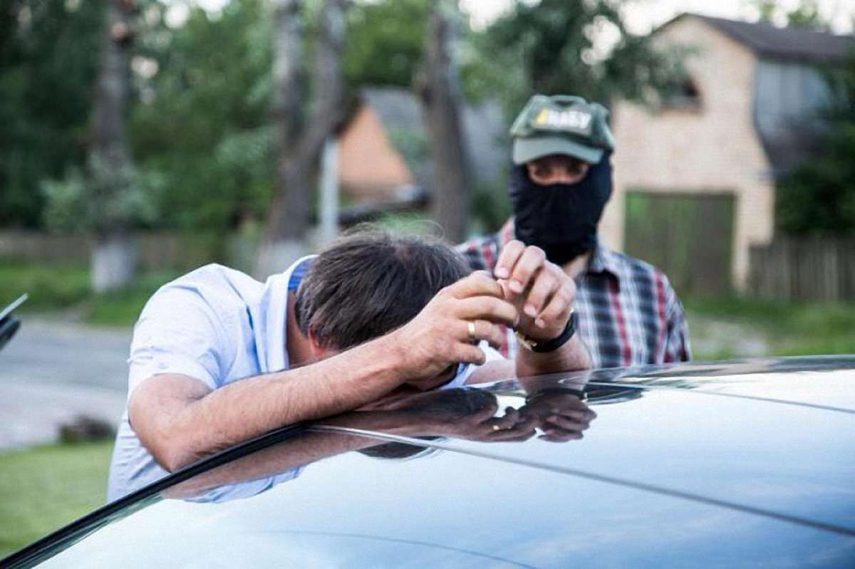 Детективи НАБУ на Київщині затримали сільського голову на хабарі в $90 тис.