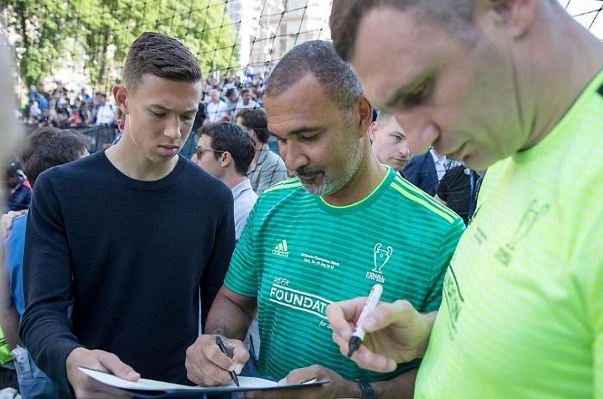 Зірки світового футболу підписали звернення з вимогою звільнити Сенцова