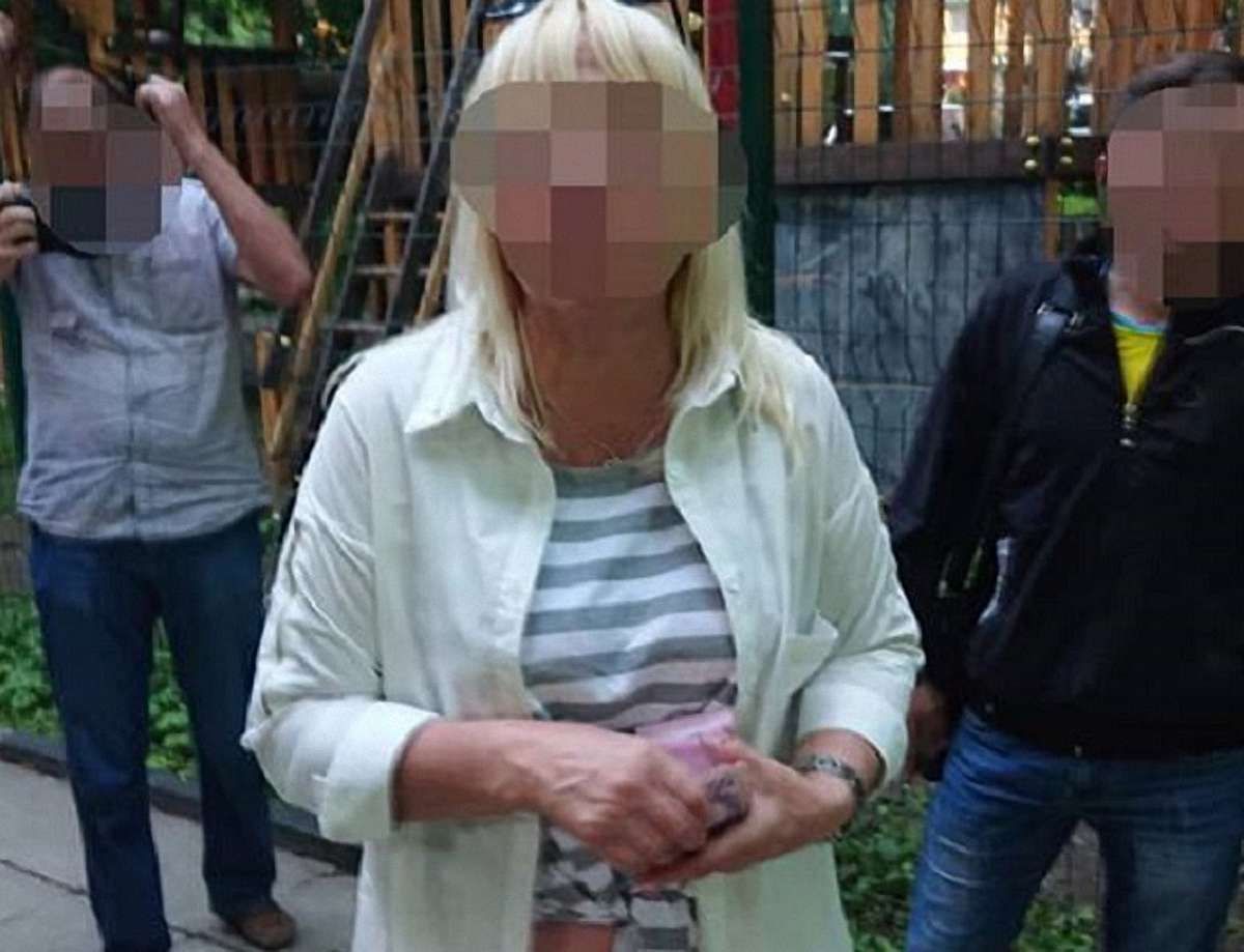 Працівницю Львівського центру для учасників бойових дій затримали на хабарі у ₴18 тис.