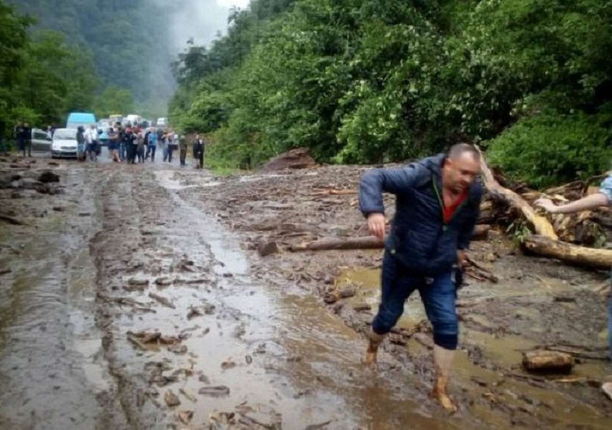 На Закарпатті масштабний зсув ґрунту заблокував трасу