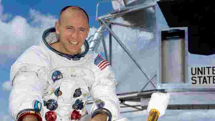 У США помер астронавт, який четвертим ступив на поверхню Місяця