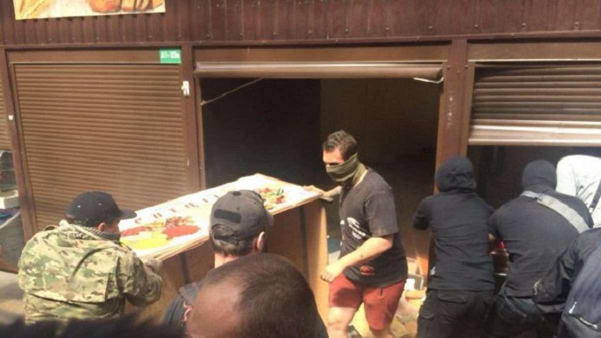 У Києві група людей потрощила кіоски на ринку, де іноземець побив пенсіонера