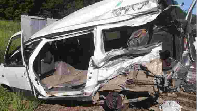 На Одещині внаслідок зіткнення поїзда з мікроавтобусом загинула 26-річна жінка