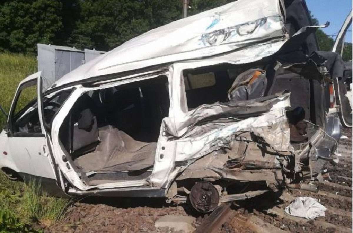 На Одещині внаслідок зіткнення поїзда з мікроавтобусом загинула 26-річна жінка