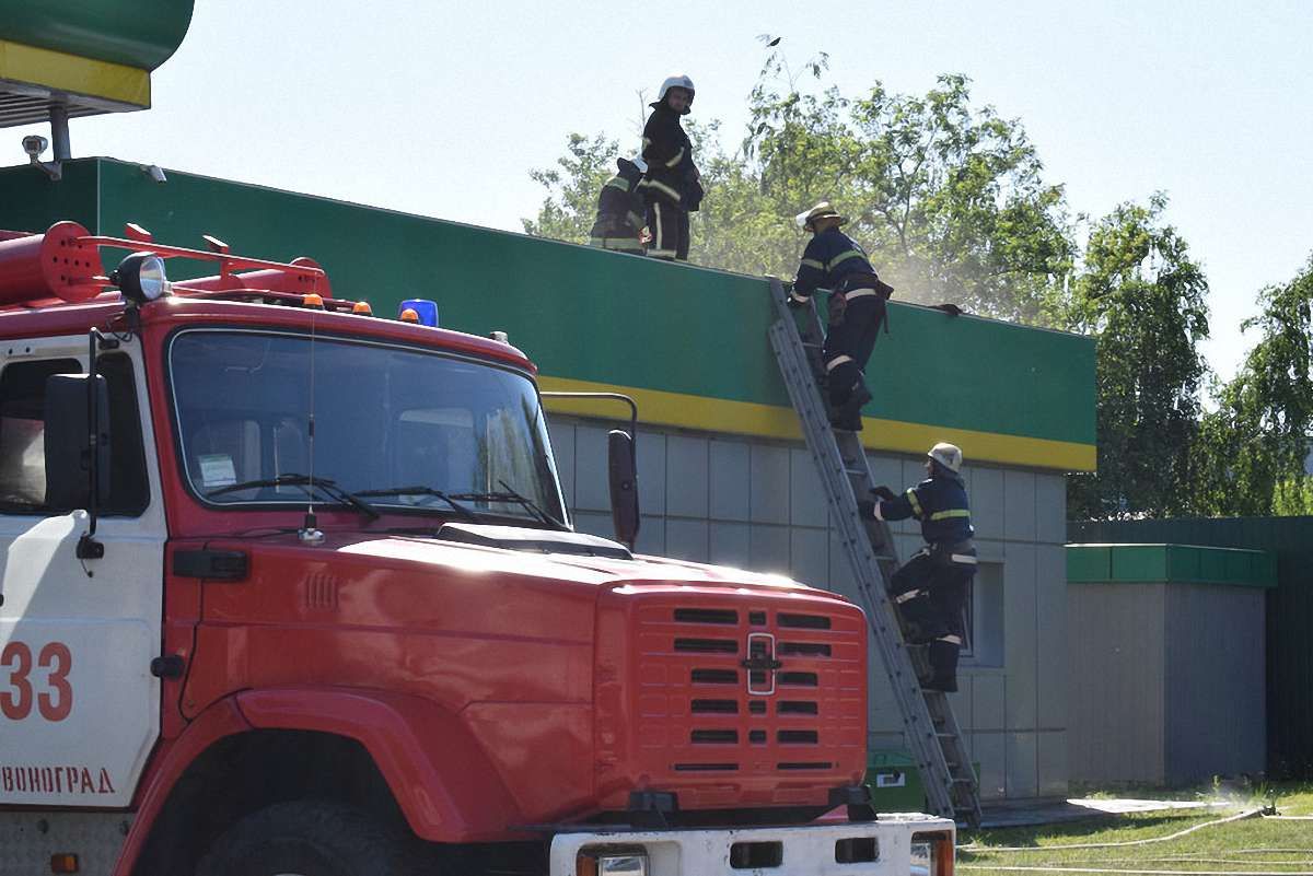 На території автозаправки у Червонограді виникла пожежа