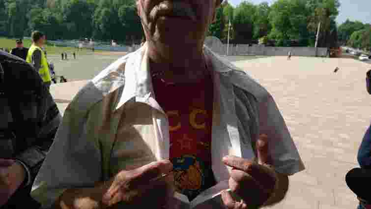 Поліція визнала невинним 80-річного львів’янина у футболці з символікою СРСР