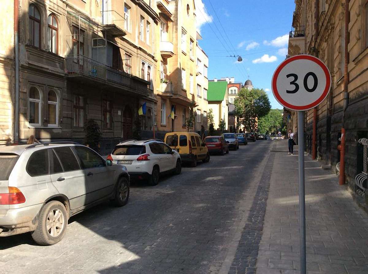 У Львові після ремонту відкрили для проїзду вул. Рутковича