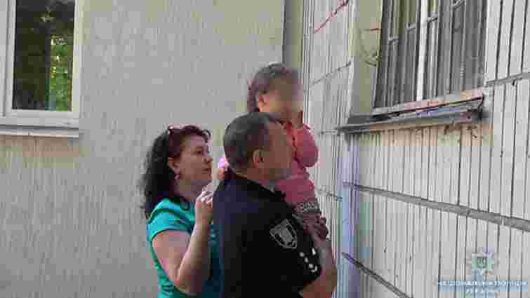 В Сумах п’яна жінка з ножем взяла у заручники чотирирічного сина своєї подруги