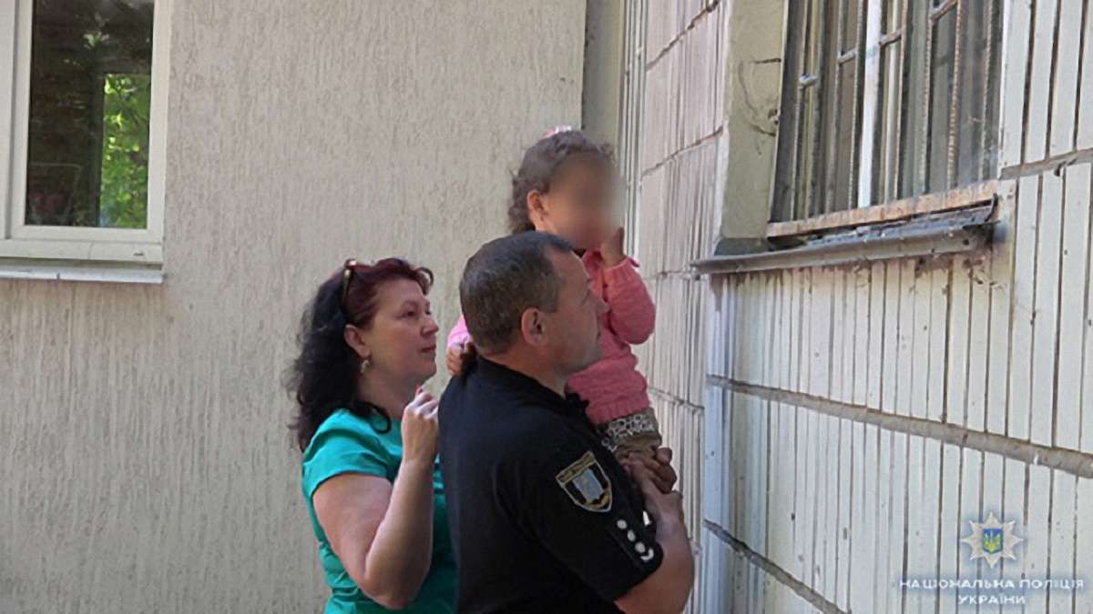 В Сумах п’яна жінка з ножем взяла у заручники чотирирічного сина своєї подруги