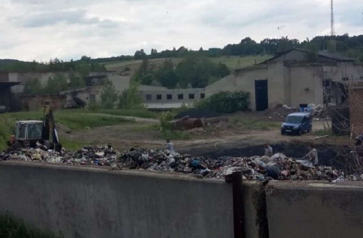У Жовкві екоінспектори виявили склад сміття на території колишнього цегельного заводу
