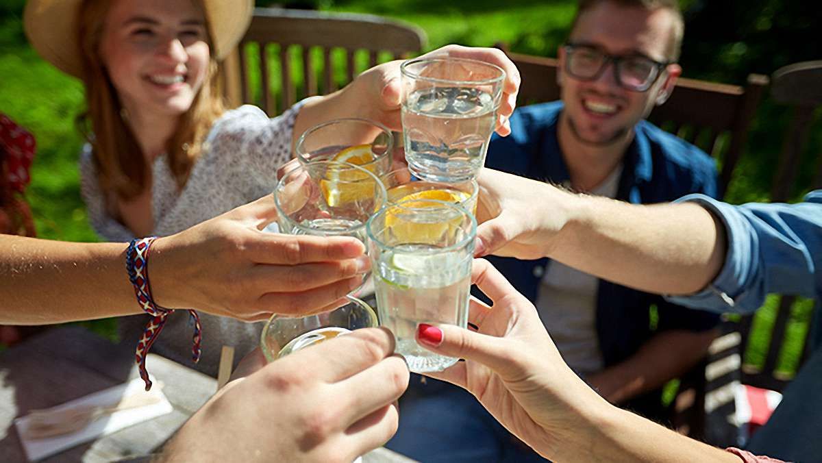 Скільки потрібно пити рідини, щоб добре почуватися: проста формула