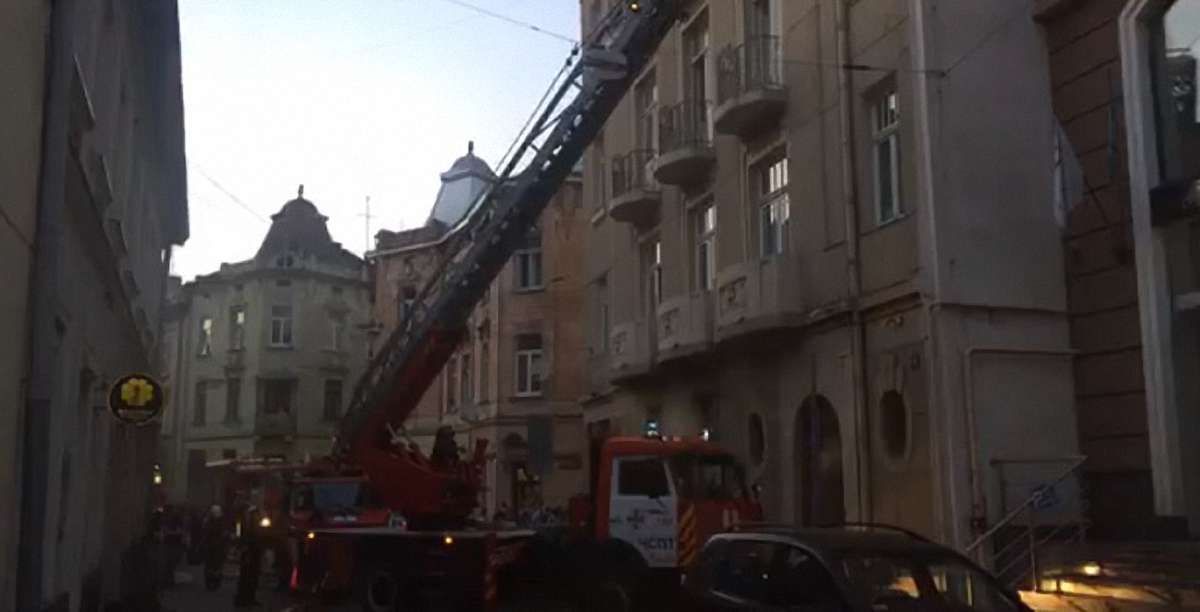 На вул. Наливайка у Львові сталася пожежа на даху будинку