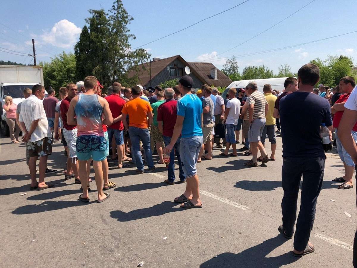 На Прикарпатті люди перекрили трасу на «Буковель» з вимогою відремонтувати дорогу
