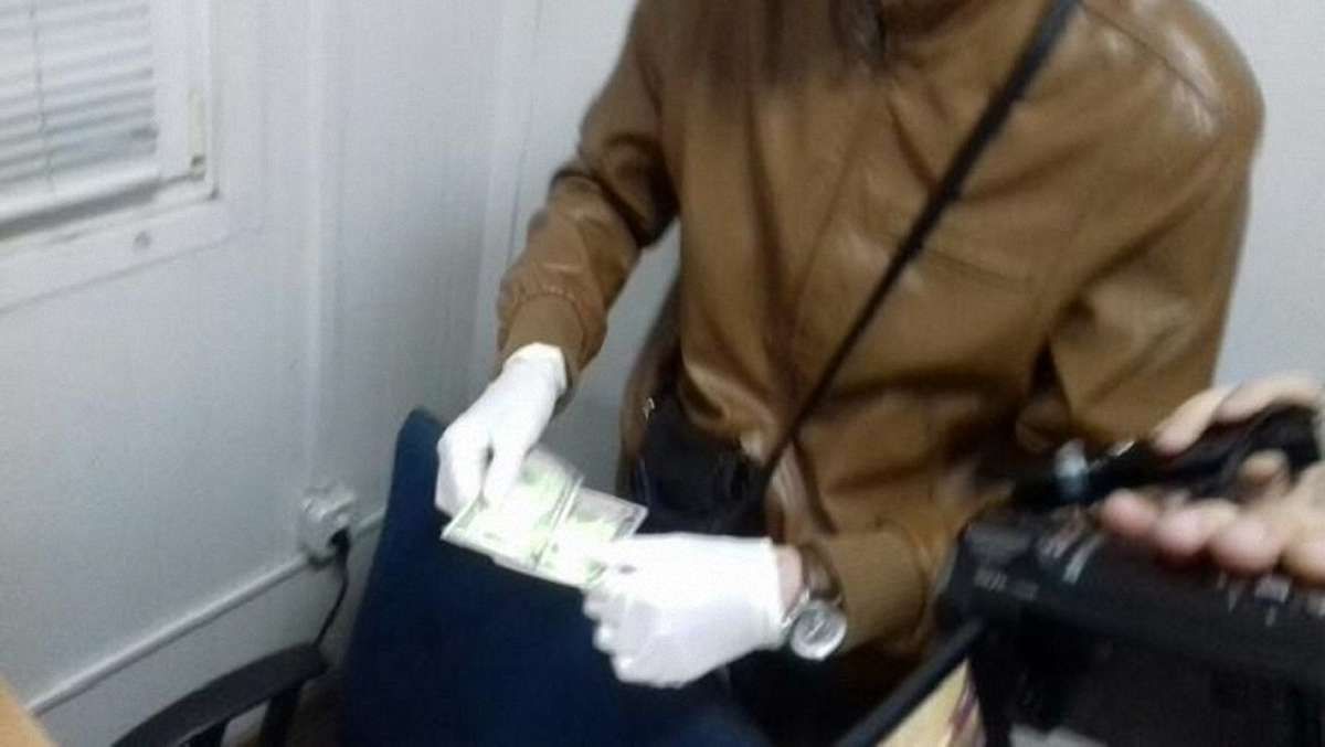 Двох працівників Львівської митниці затримали на хабарі