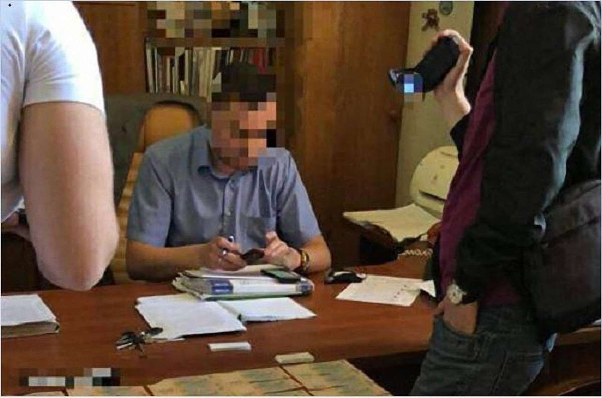 Керівника харківського вокзалу спіймали на отриманні ₴350 тис. відкату