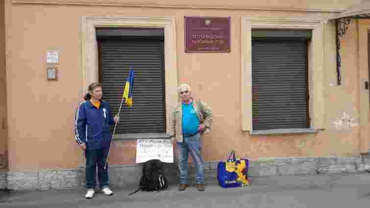 У Росії затримали трьох активістів з прапором України та плакатом на підтримку Сенцова