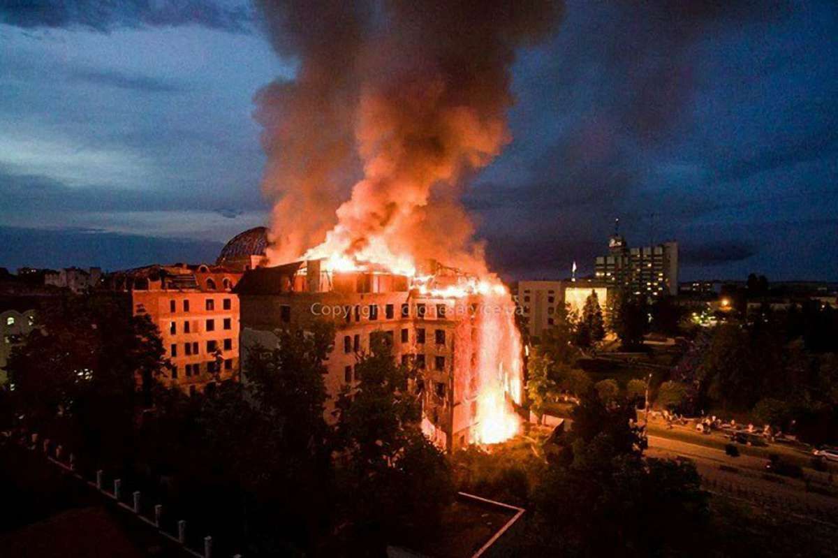 У центрі Кам'янця-Подільського у порожньому готелі сталася масштабна пожежа