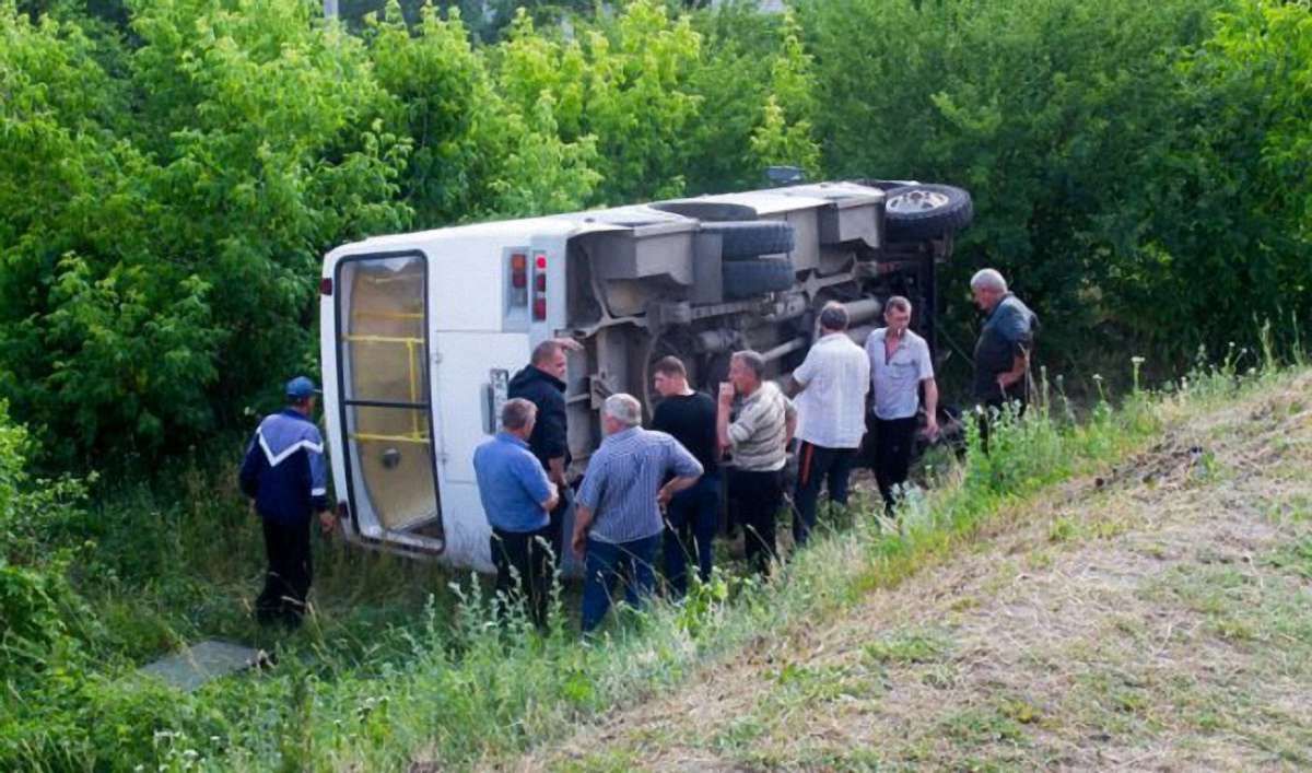 На Хмельниччині рейсовий автобус з пасажирами злетів з мосту