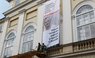 На фасаді Ратуші вивісили семиметровий банер із вимогою звільнити Сенцова. Фото дня