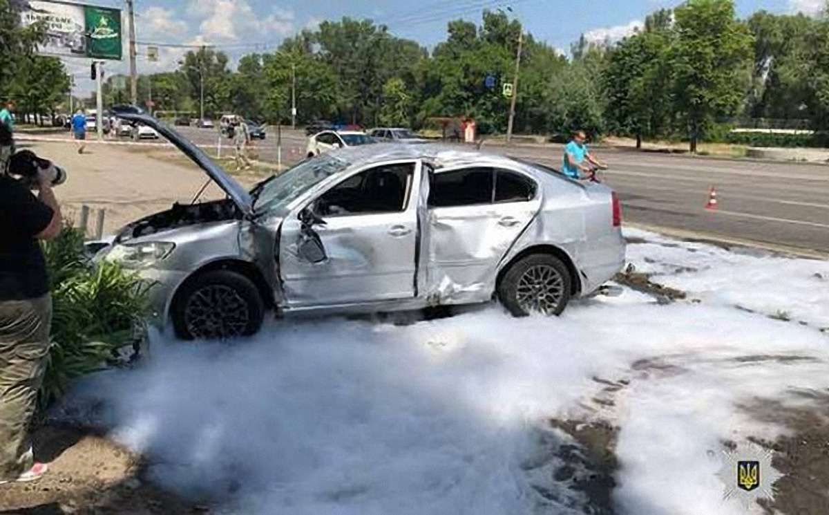 На набережній у Дніпрі автомобіль врізався у зупинку, є загибла та травмовані