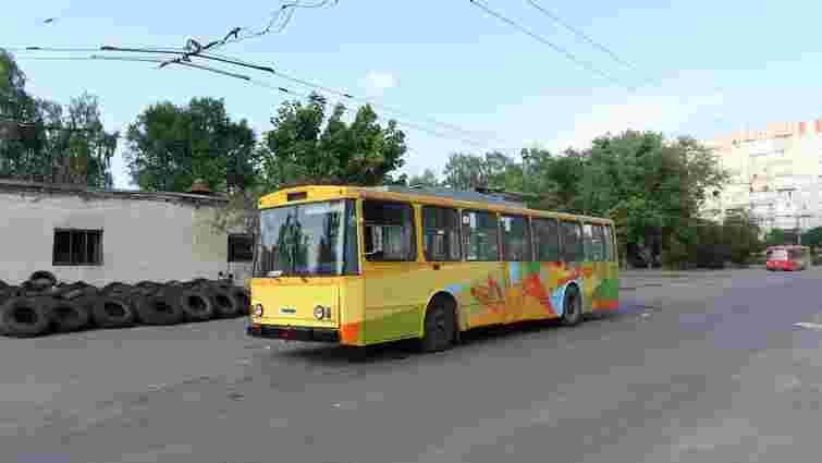 У Львові тролейбус розмалювали графіті