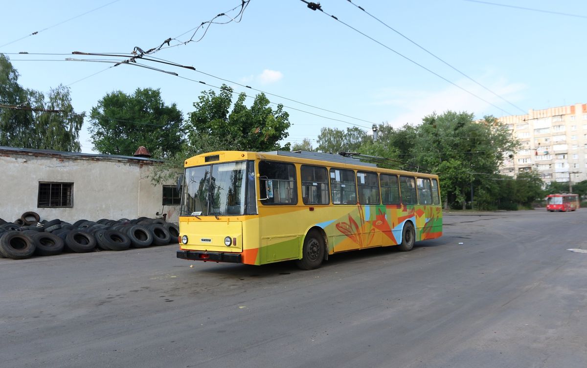 У Львові тролейбус розмалювали графіті