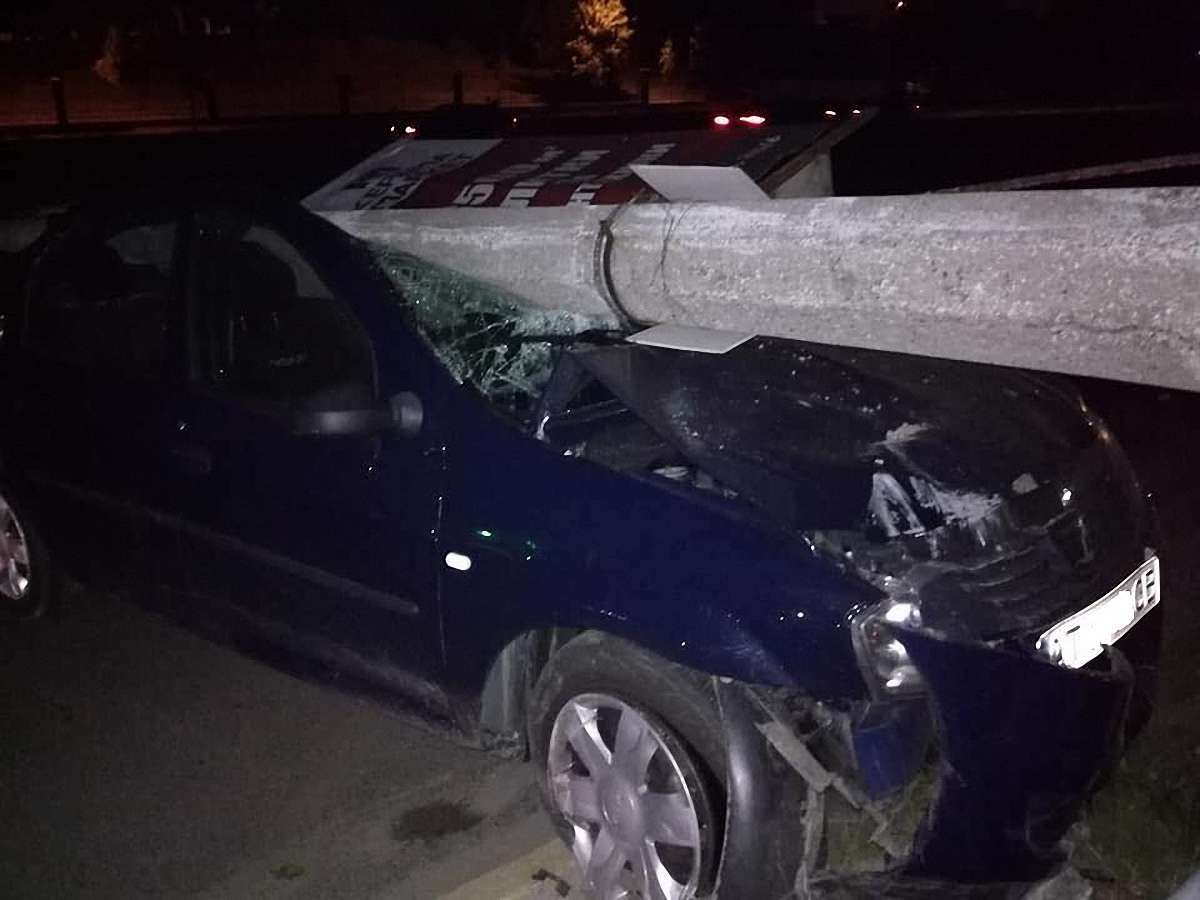 На Сихові нетверезий водій протаранив стовп і заявив про викрадення авто