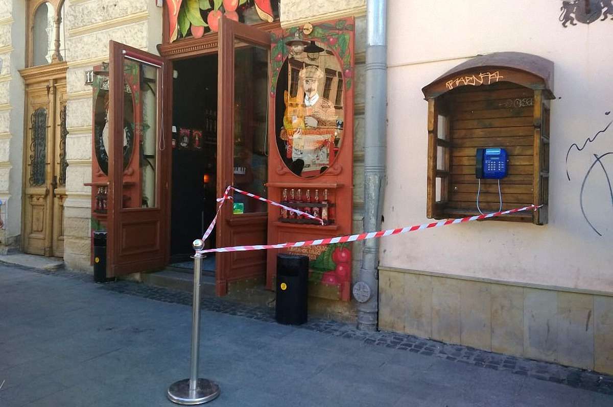 У центрі Львова демонтували літній майданчик закладу «П’яна вишня»