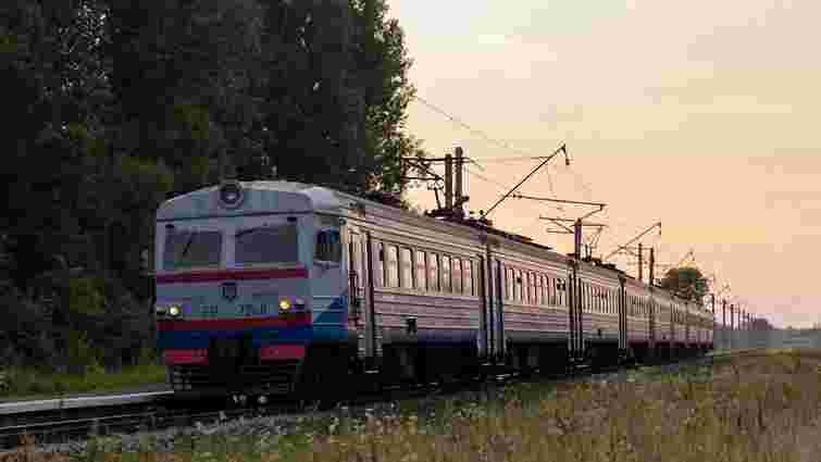 Львівська залізниця запровадила зупинку трьох електропоїздів біля озера Задорожнє