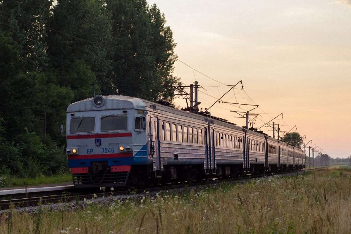 Львівська залізниця запровадила зупинку трьох електропоїздів біля озера Задорожнє