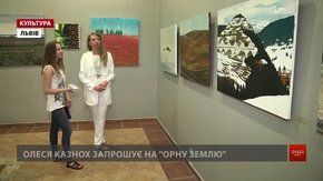 Львівська мисткиня Олеся Казнох доповнила живопис вишивкою у виставці «Орна земля»