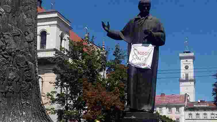 На львівських пам'ятниках з'являються написи з вимогою звільнити Олега Сенцова